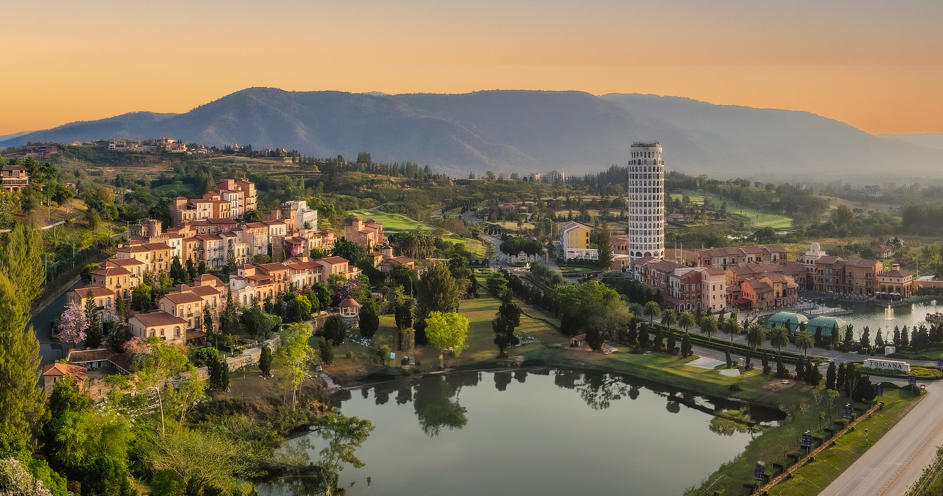 วิวพาโนรามา Toscana Valley และขุนเขาในช่วงพระอาทิตย์ตก