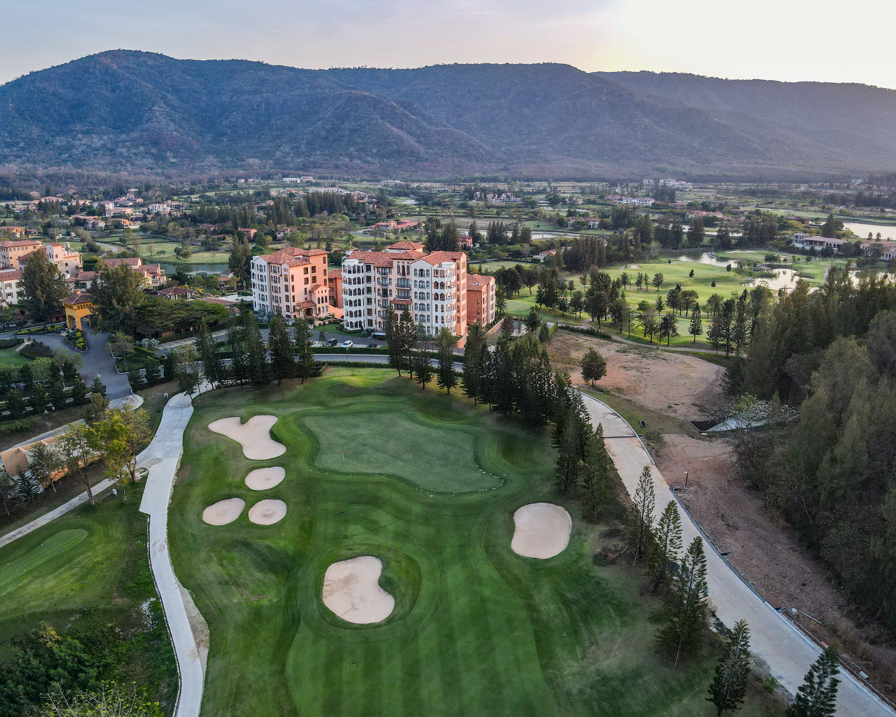 ทิวทัศน์ Toscana Valley และสนามกอล์ฟ